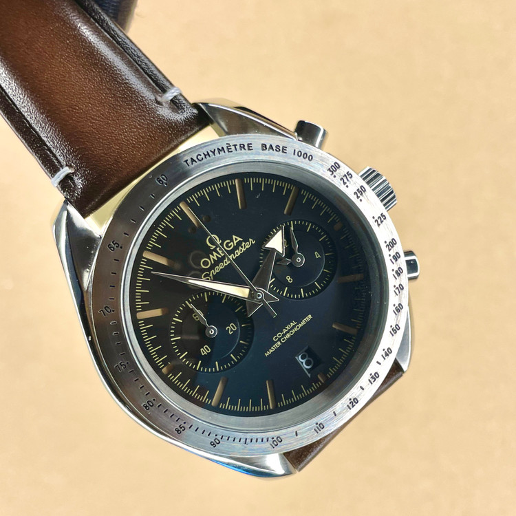 ساعت مردانه امگا مدل اسپید مستر( Speedmaster Professional ) کرنوگراف بند چرمی